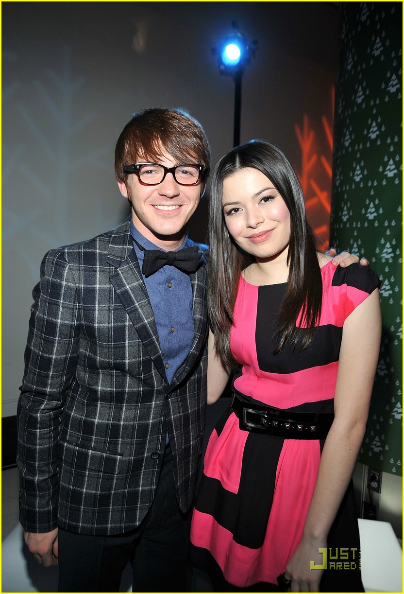 Full Sized Photo of josh peck drake bell merry premiere 09 | Drake Bell ...