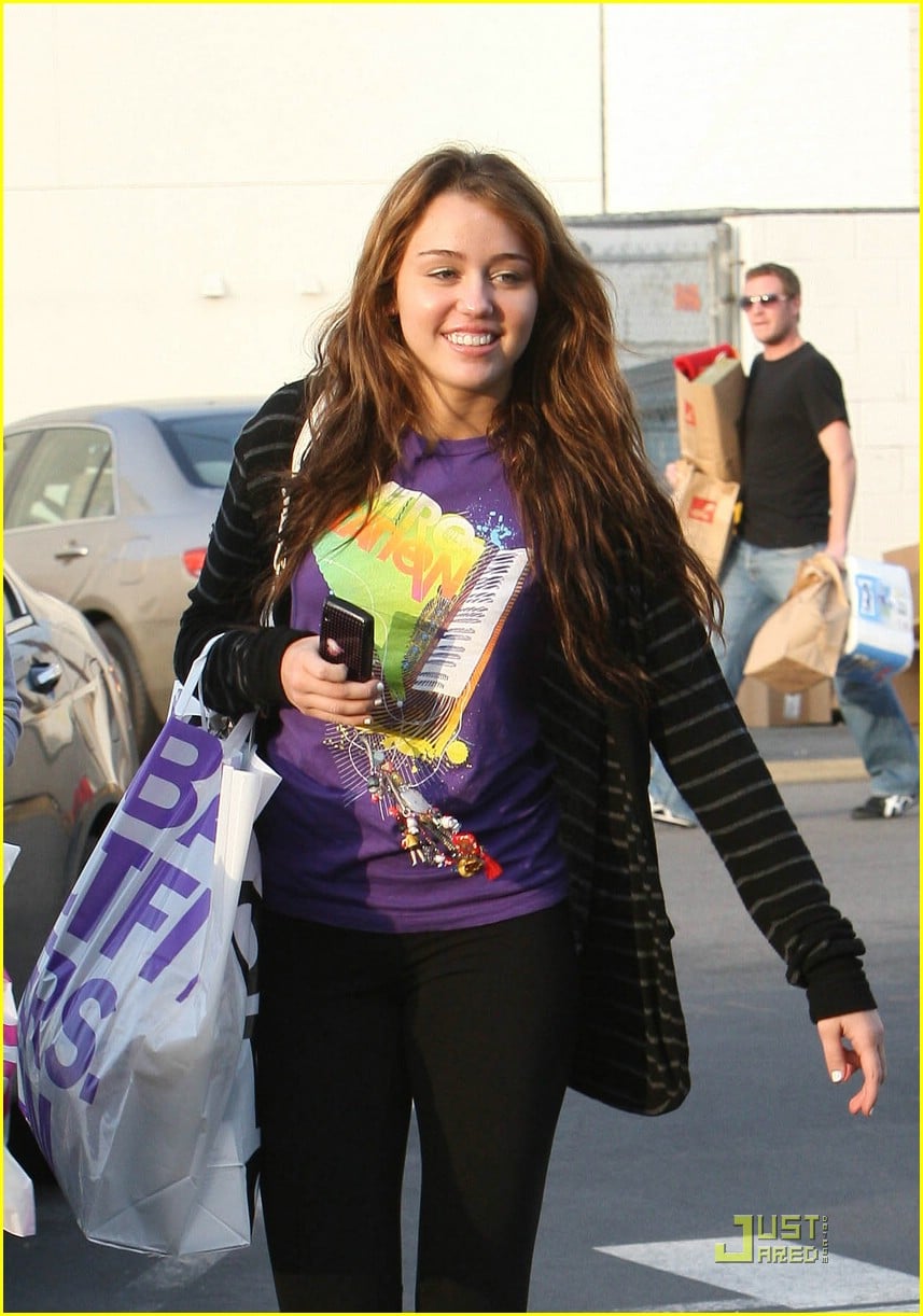 Full Sized Photo of miley cyrus urban outfitter 01 Miley Cyrus is an