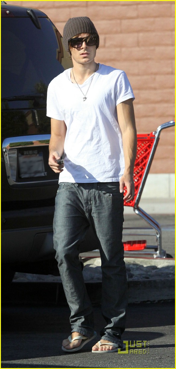 Zac Efron Levitates to Target | Photo 41261 - Photo Gallery | Just ...