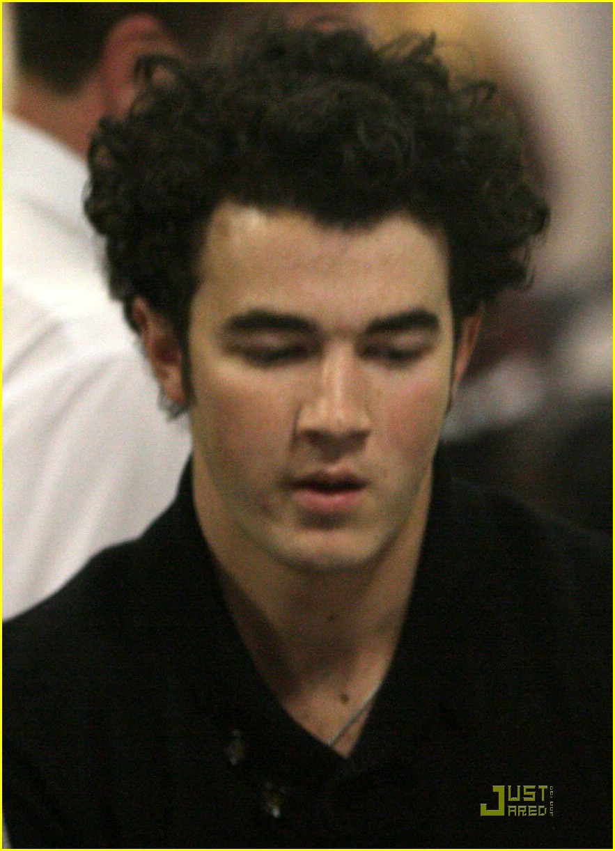 joe-kevin-jonas-leaving-lax-photo-50131-photo-gallery-just