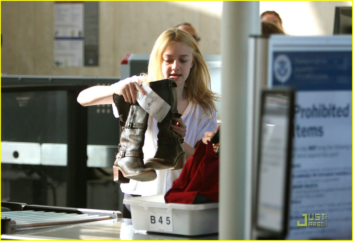 Full Sized Photo of dakota fanning giggles lax airport 03 | Dakota
