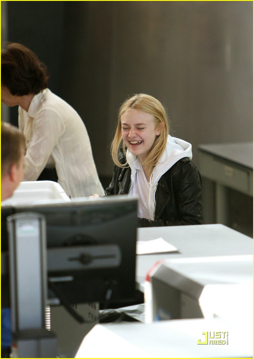 Dakota Fanning: Giggles At The Gate | Photo 64041 - Photo Gallery