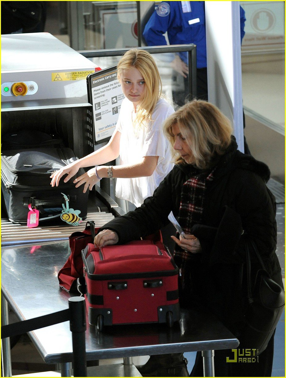 Full Sized Photo of dakota fanning giggles lax airport 08 | Dakota