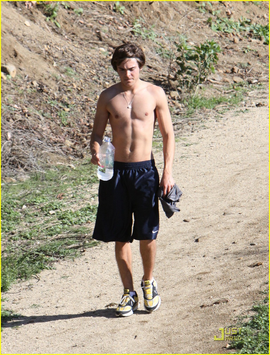 Full Sized Photo of zac efron hollywood hills workout 10 | Zac Efron is ...