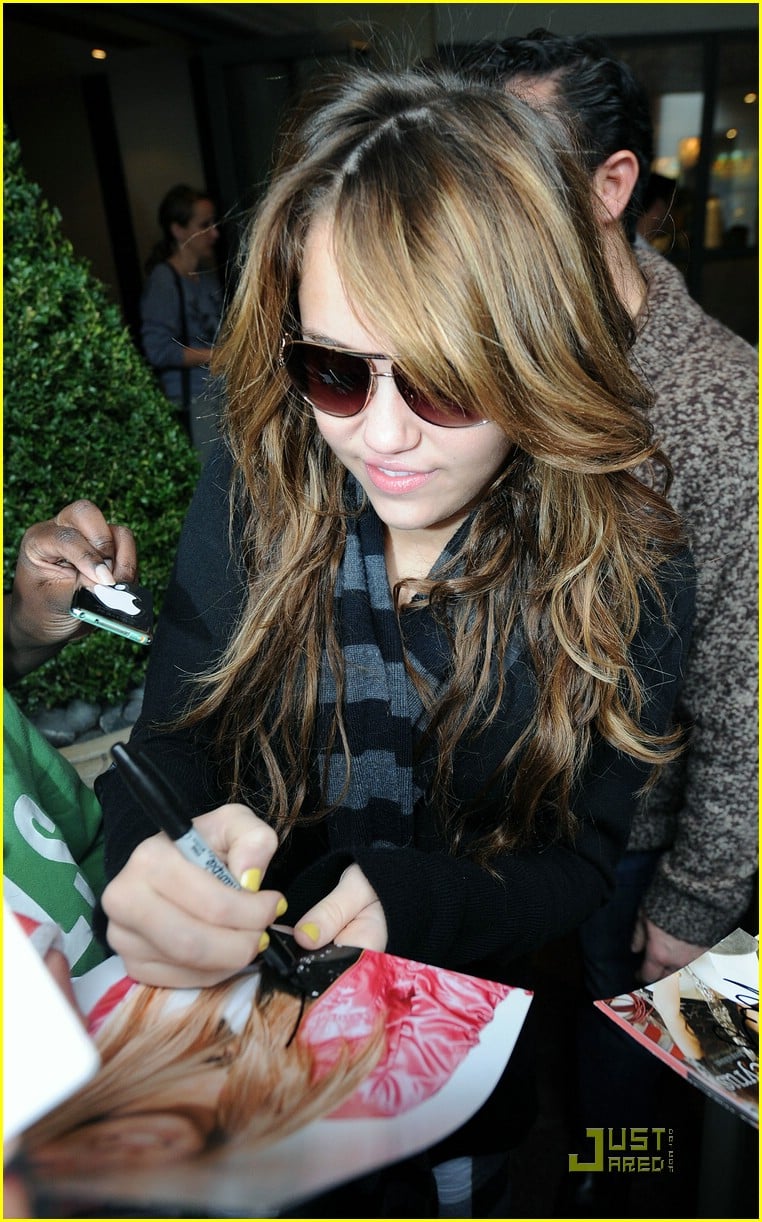 Full Sized Photo of miley cyrus leaving london hotel 04 | Miley Cyrus