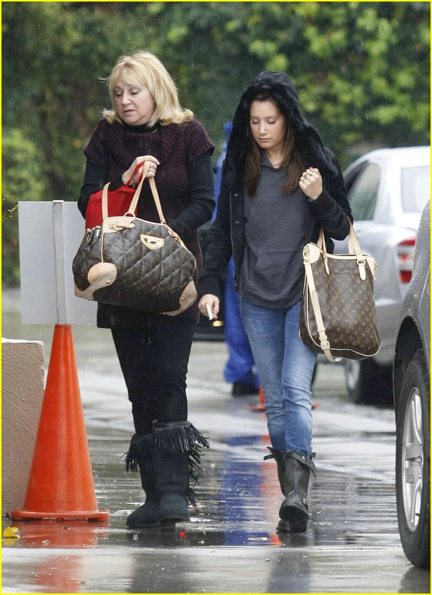 Ashley Tisdale Out to Lunch in Sherman Oaks February 16, 2009