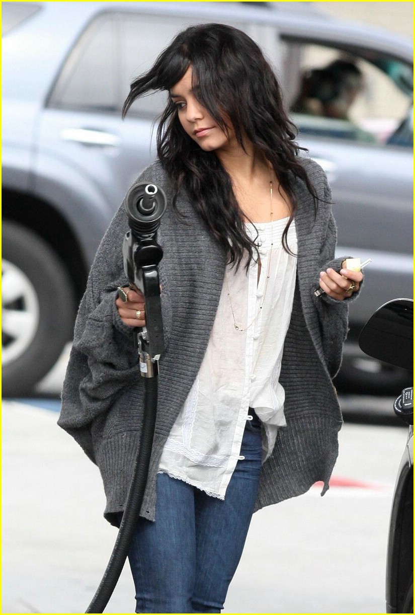 Full Sized Photo of vanessa hudgens gas station 09 | Vanessa Hudgens is