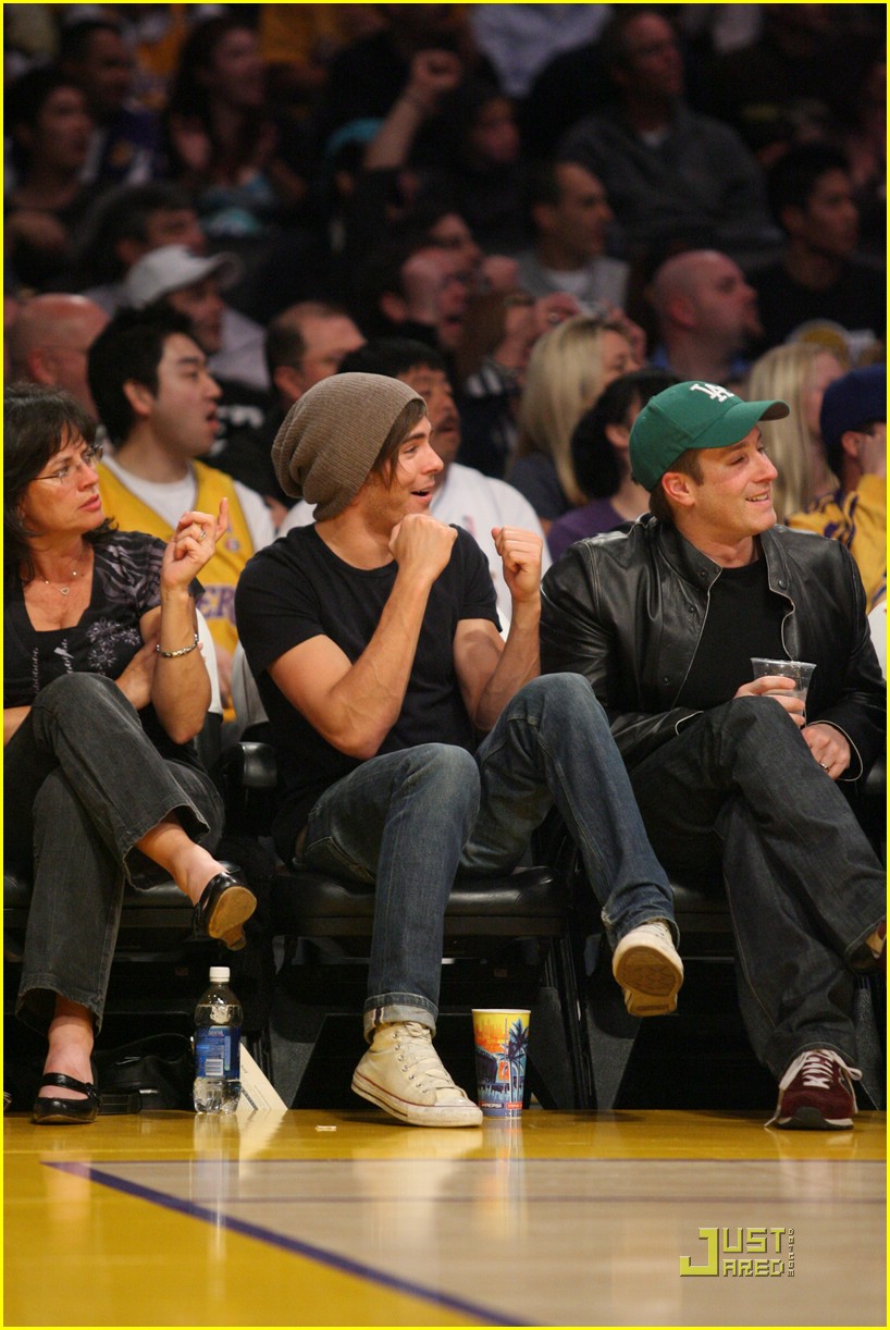 Full Sized Photo of zac efron la lakers game 06 Zac Efron Let's Go