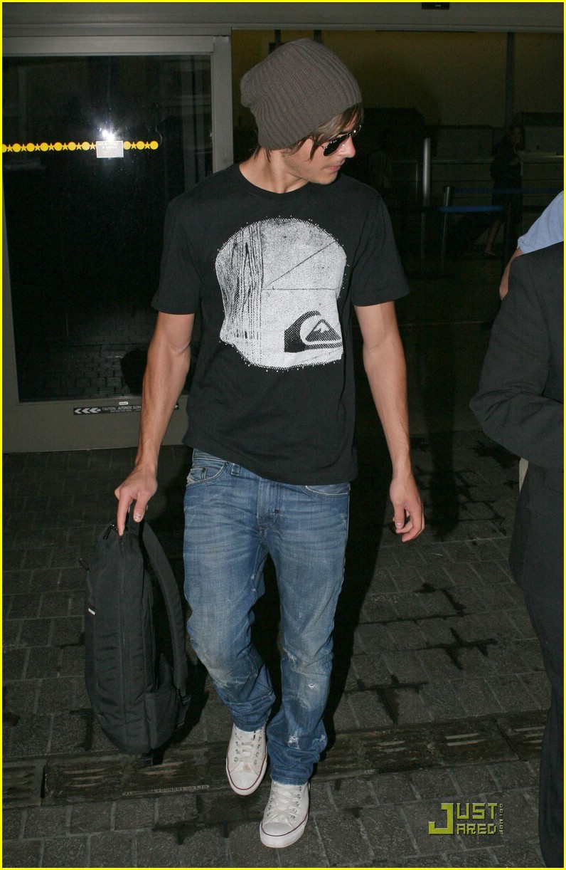 Zac Efron is Back in Black | Photo 102371 - Photo Gallery | Just Jared Jr.