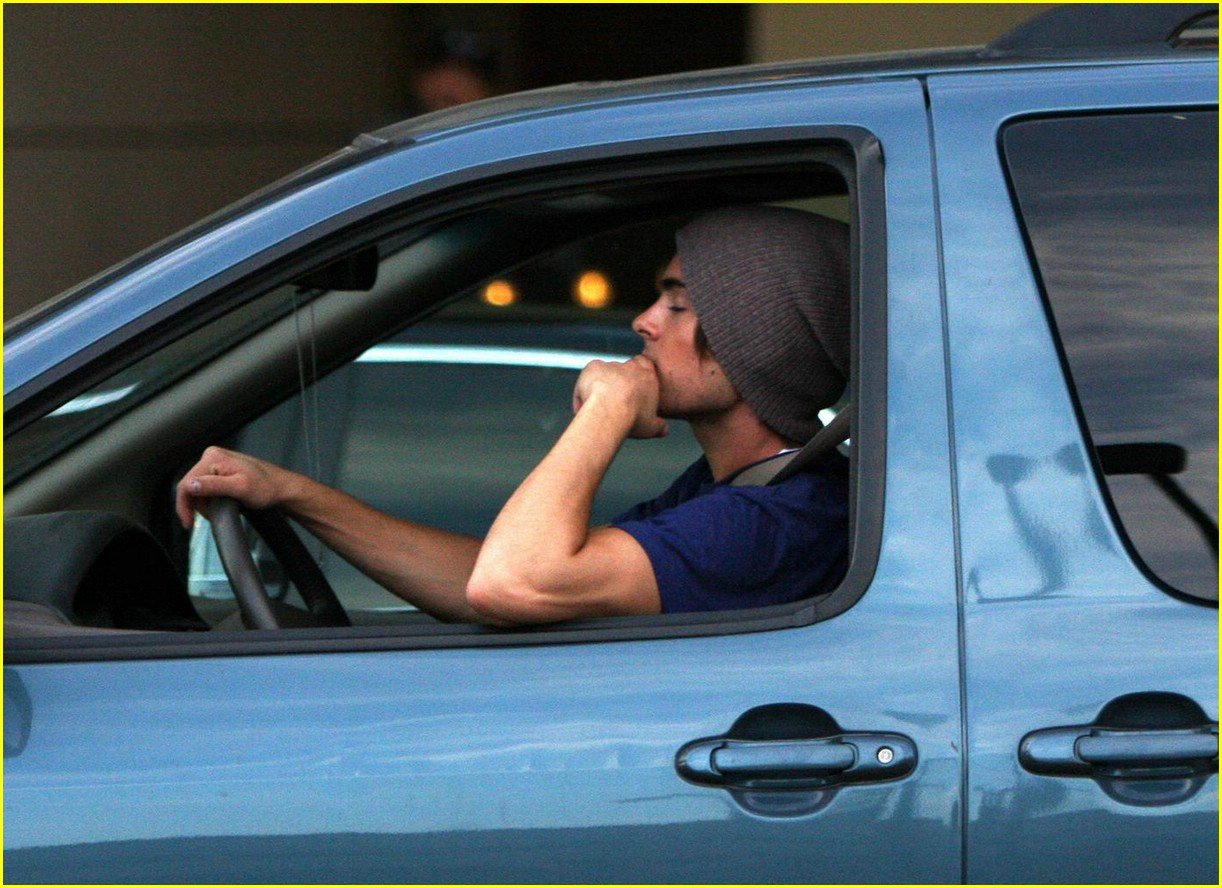 Full Sized Photo of zac efron toyota minivan 01 Zac Efron is a