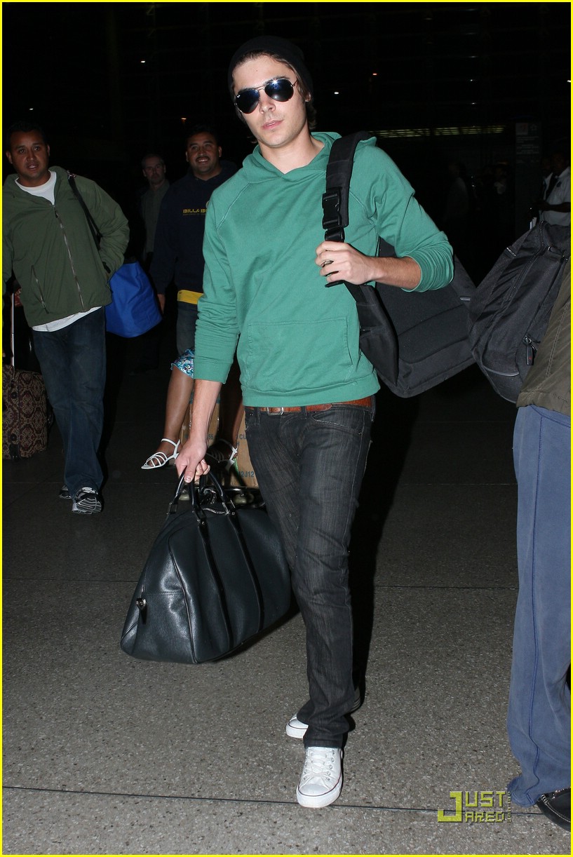 Zac Efron Jets Off To Sydney | Photo 93791 - Photo Gallery | Just Jared Jr.