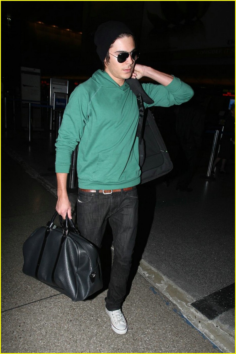 Zac Efron Jets Off To Sydney | Photo 93811 - Photo Gallery | Just Jared Jr.