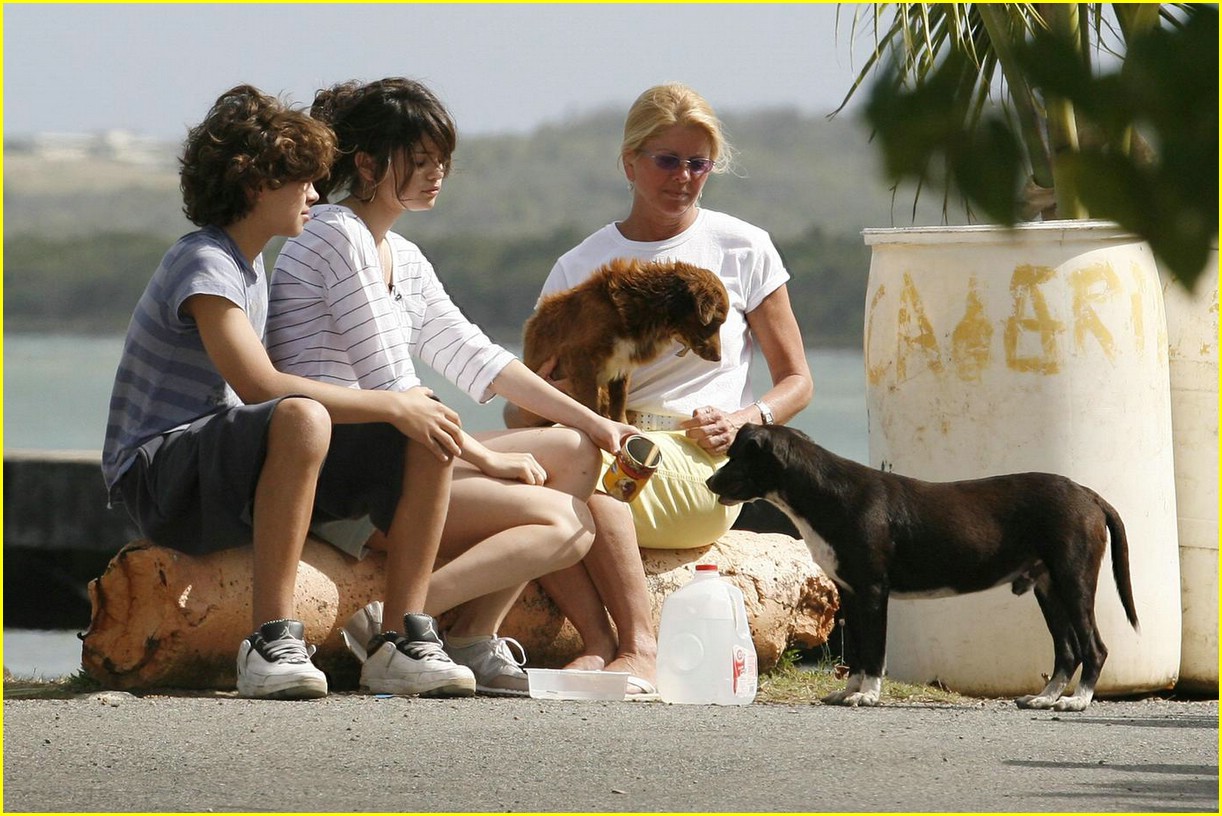 Selena Gomez on the Set of Feed the Dog in Los Angeles August 3, 2012 –  Star Style