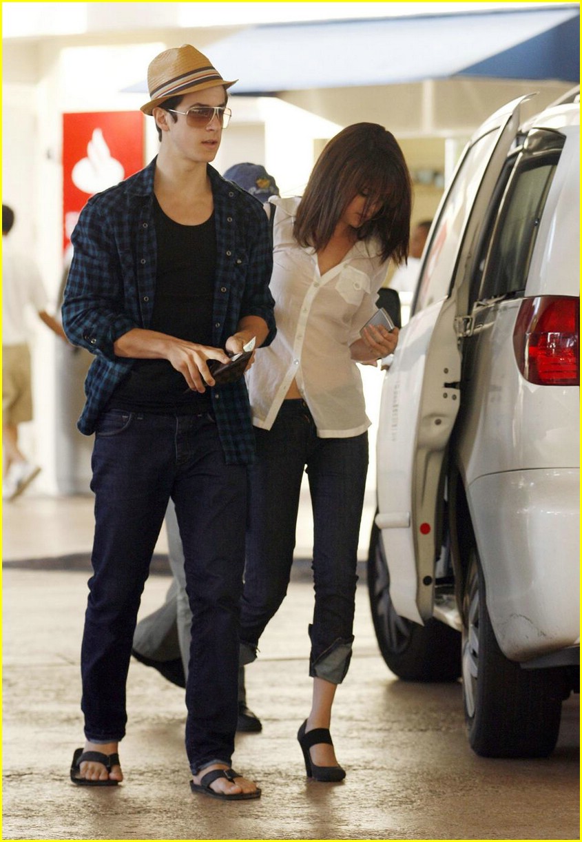 Full Sized Photo of david henrie selena gomez dinner 12 | David Henrie