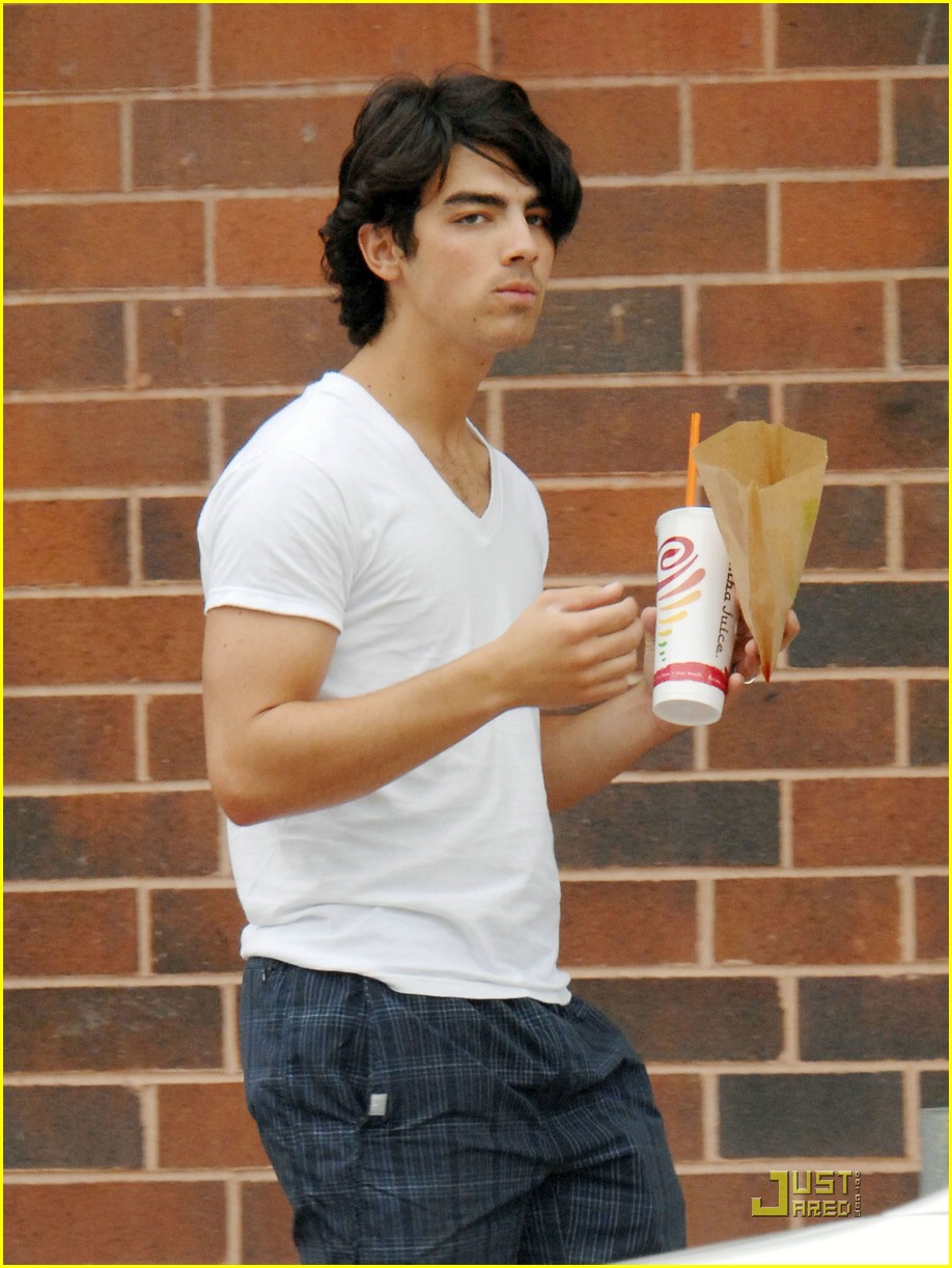 Joe jonas shirtles