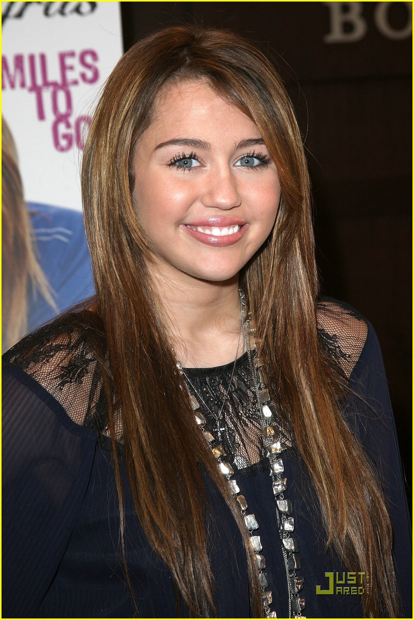 Miley Cyrus is a Barnes & Noble Beauty | Photo 91621 - Photo Gallery ...