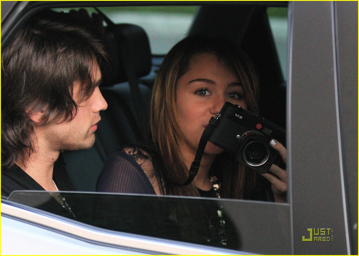 Miley Cyrus & Justin Gaston: Snapping Sweeties | Photo 91841 - Photo ...