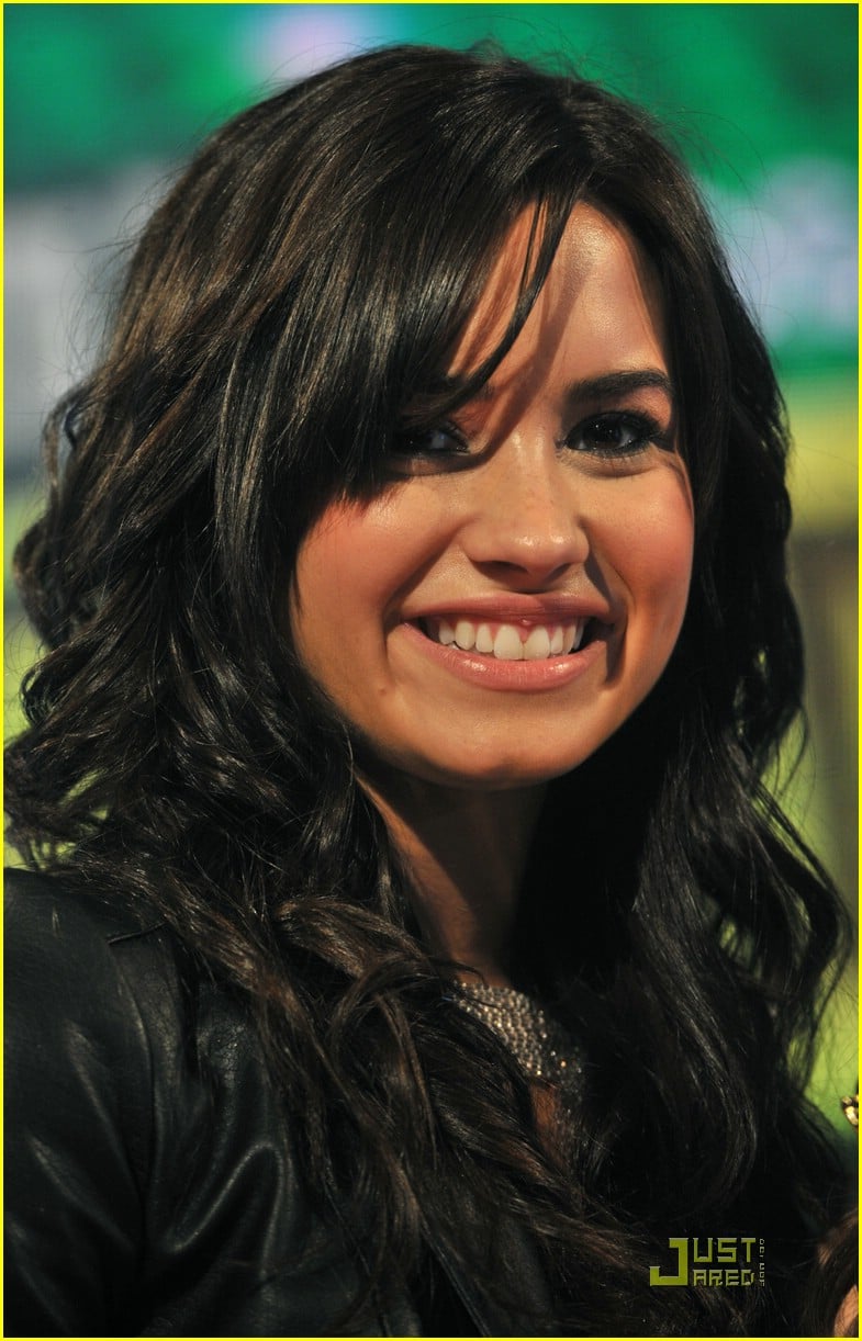 Demi Lovato Digs London's Dungeons | Photo 142541 - Photo Gallery