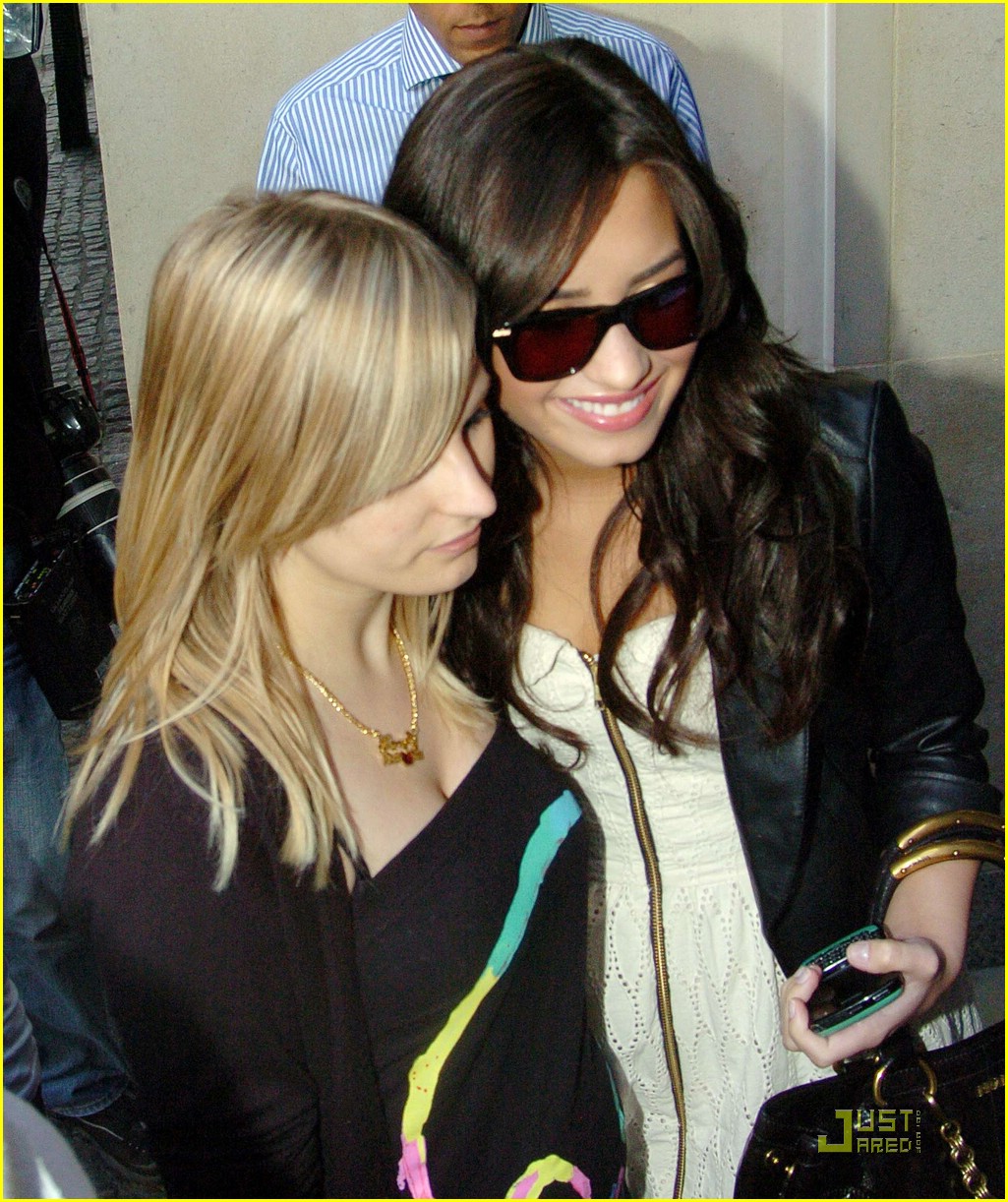 Full Sized Photo of demi lovato london lover 09 | Demi Lovato is a