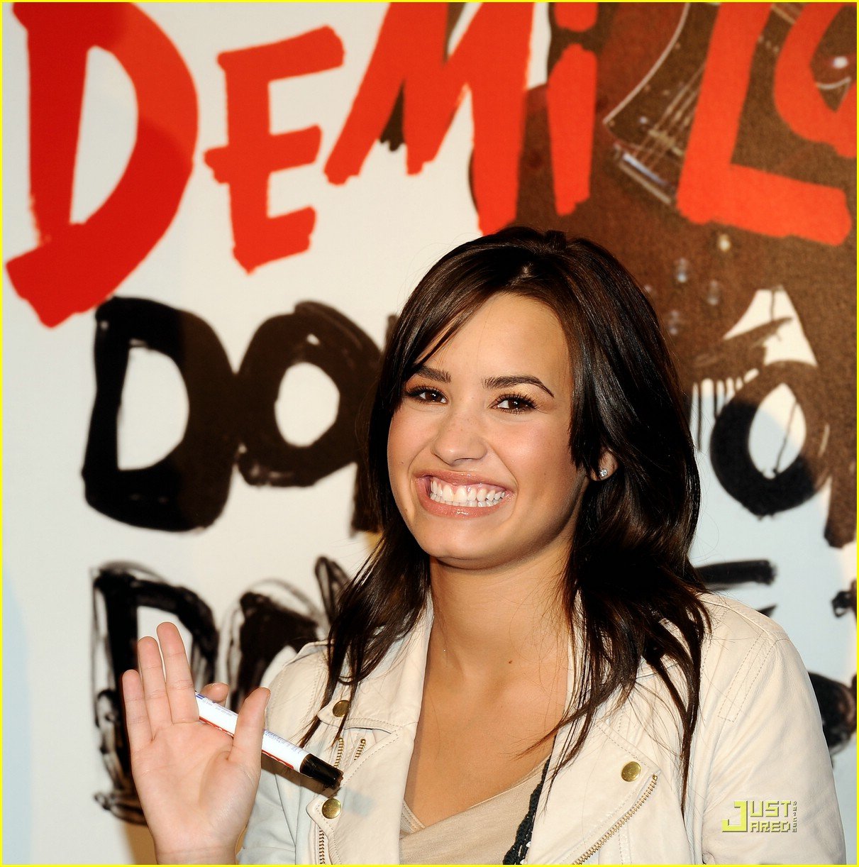 Full Sized Photo of demi lovato spanish smooch 05 | Demi Lovato Gets A