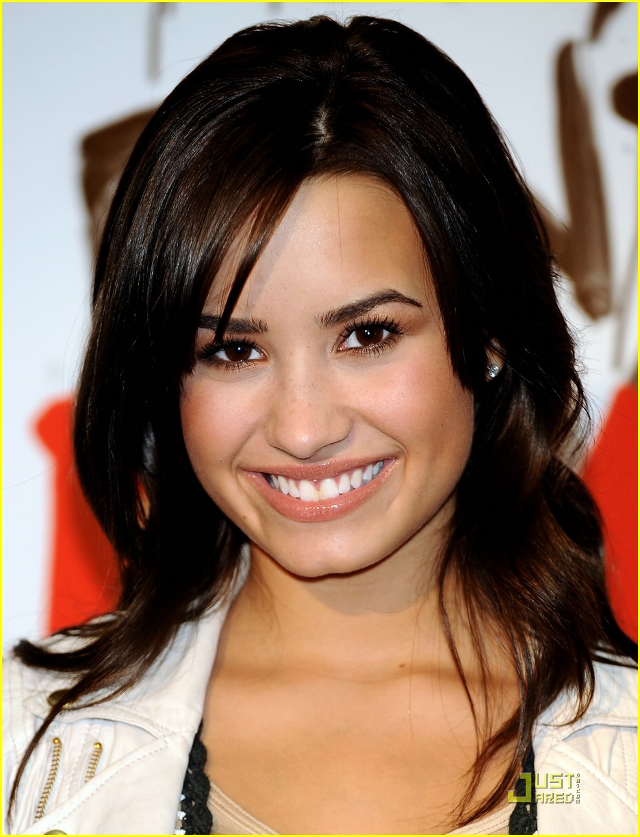 Demi Lovato Gets A Spanish Smooch | Photo 134981 - Photo Gallery | Just ...