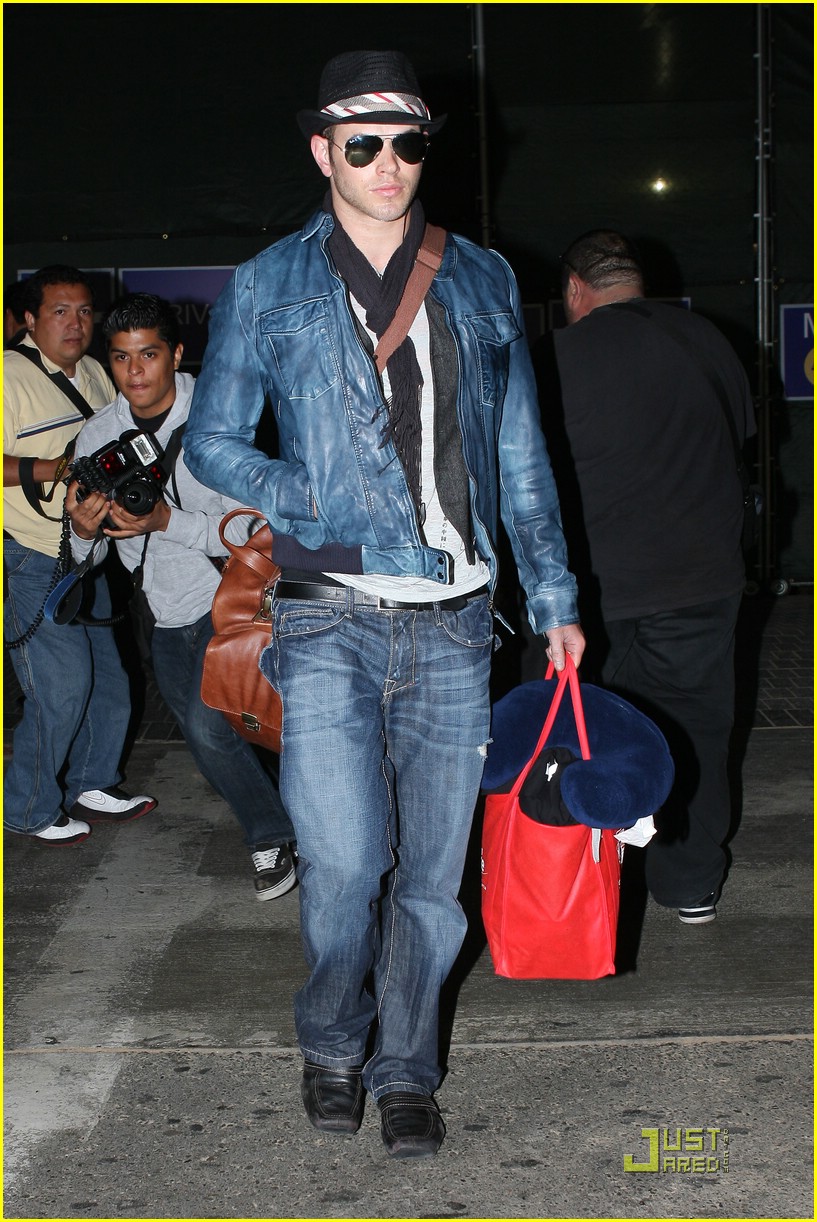 Kellan Lutz is Fedora Fine | Photo 148241 - Photo Gallery | Just Jared Jr.