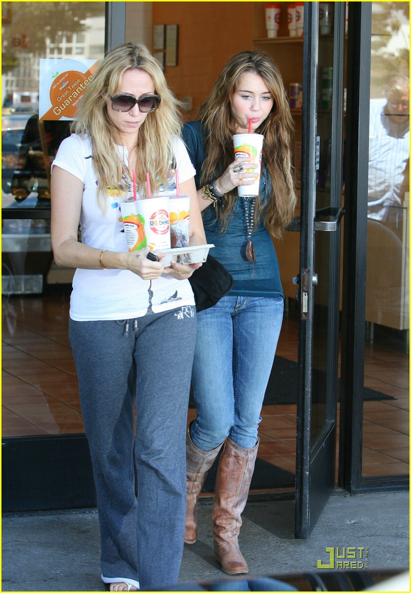 Miley Cyrus Juices Up | Photo 126041 - Photo Gallery | Just Jared Jr.