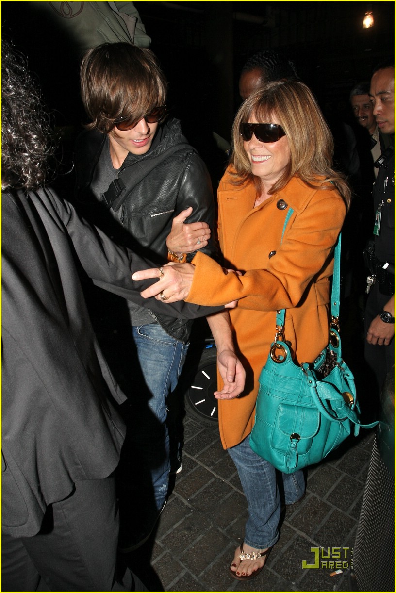 Zac Efron Lands at LAX | Photo 147991 - Photo Gallery | Just Jared Jr.