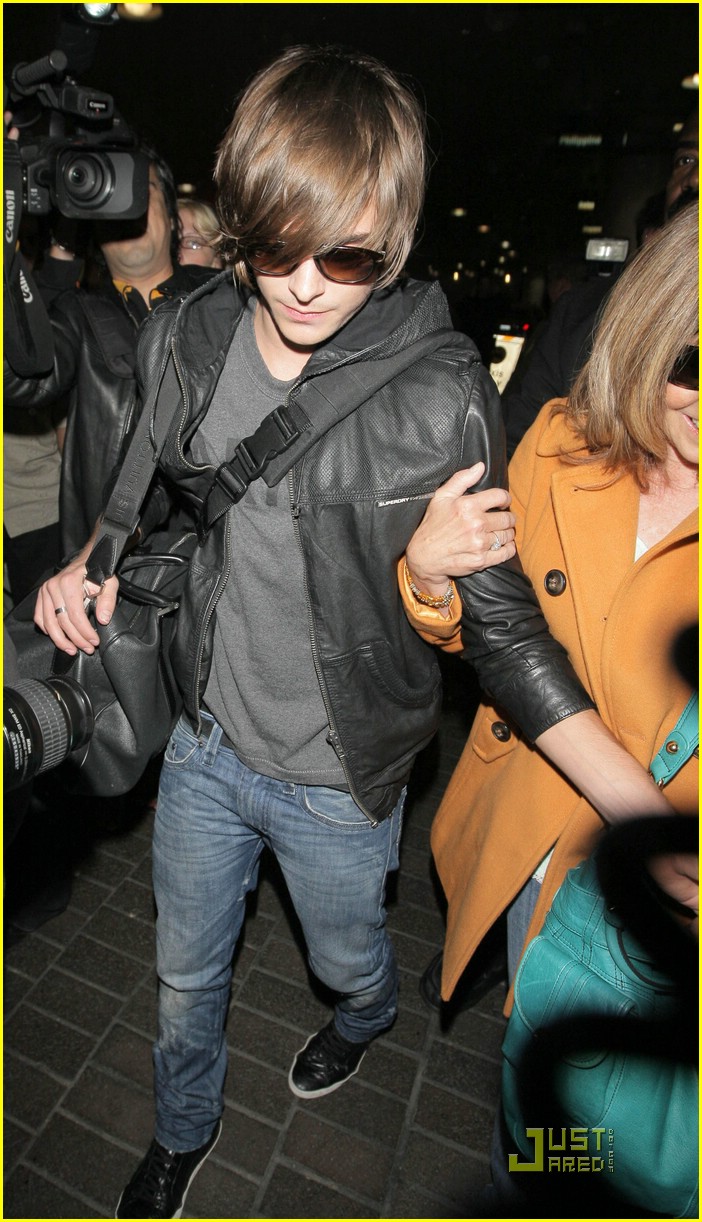Zac Efron Lands at LAX | Photo 148161 - Photo Gallery | Just Jared Jr.