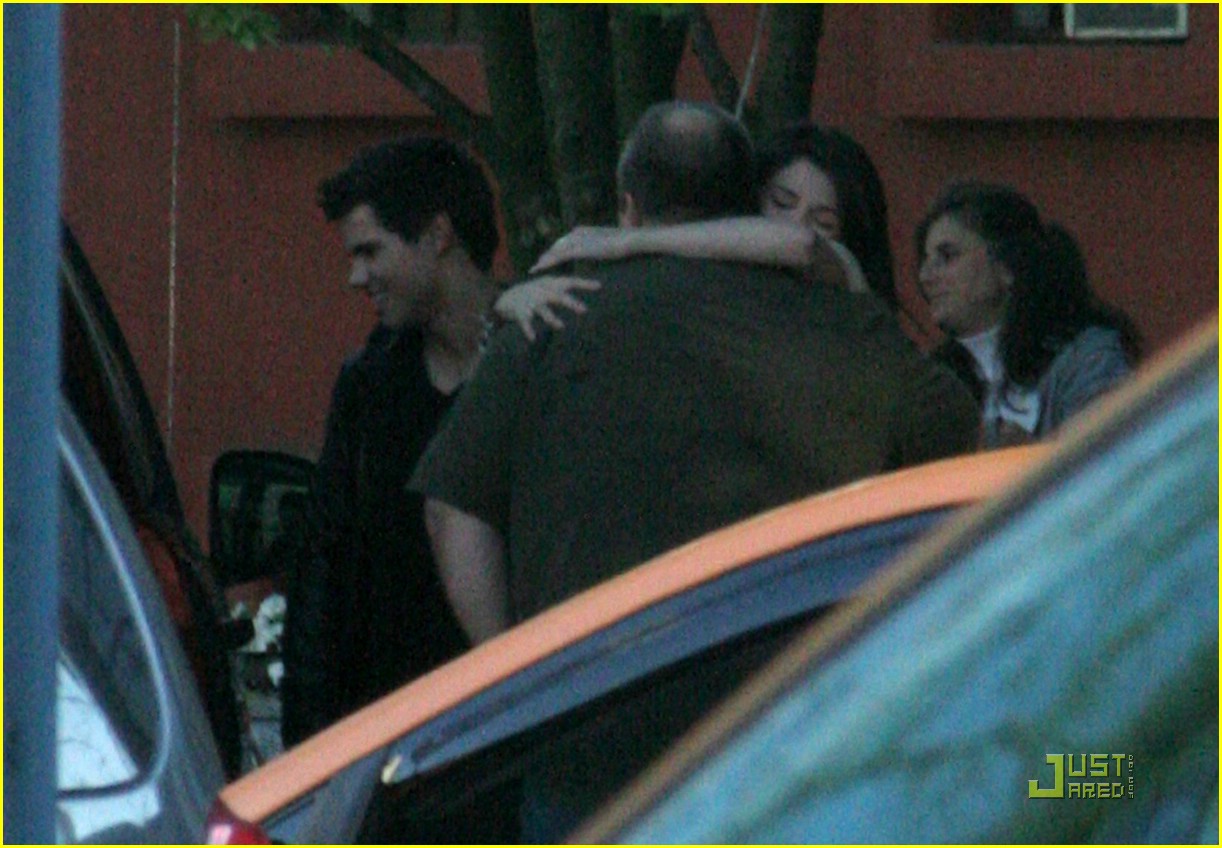 Selena Gomez & Taylor Lautner Dinner Date Night Photo 158711 Photo