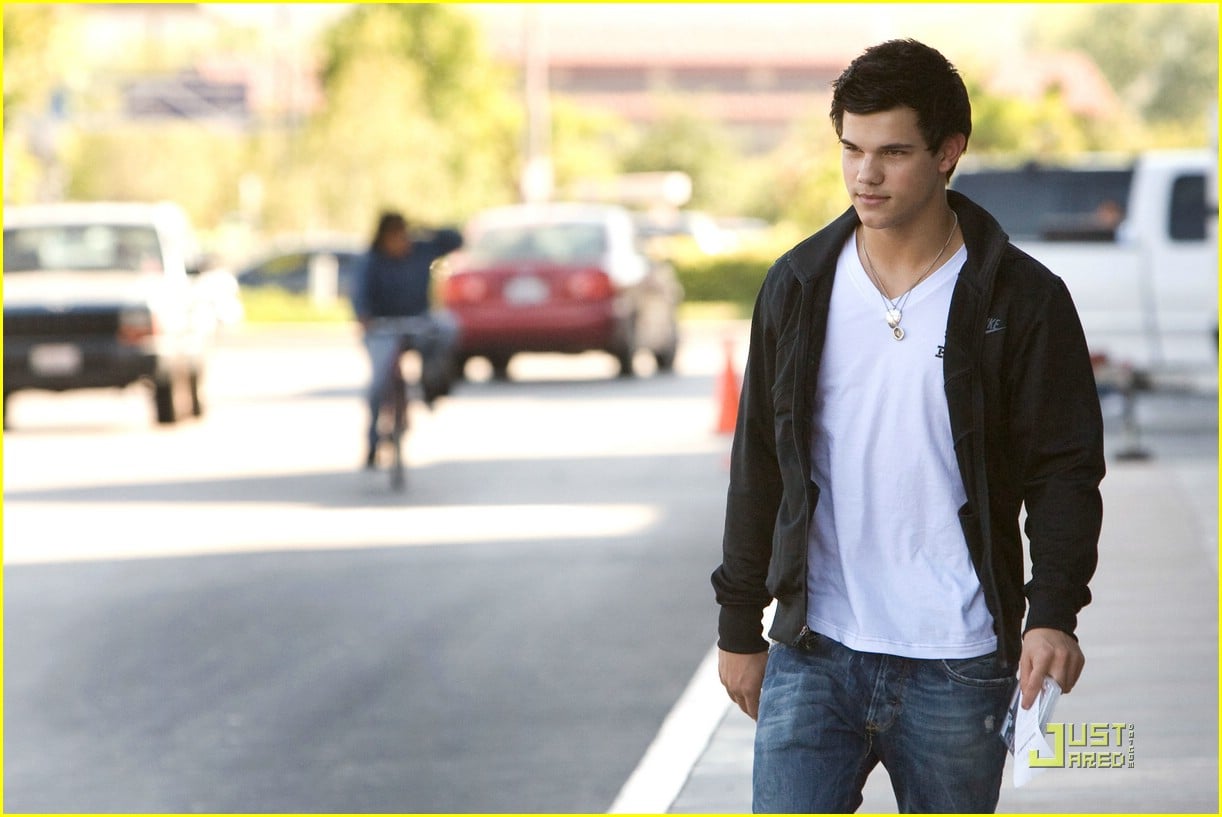 Taylor Lautner Is A Best Buy Guy 