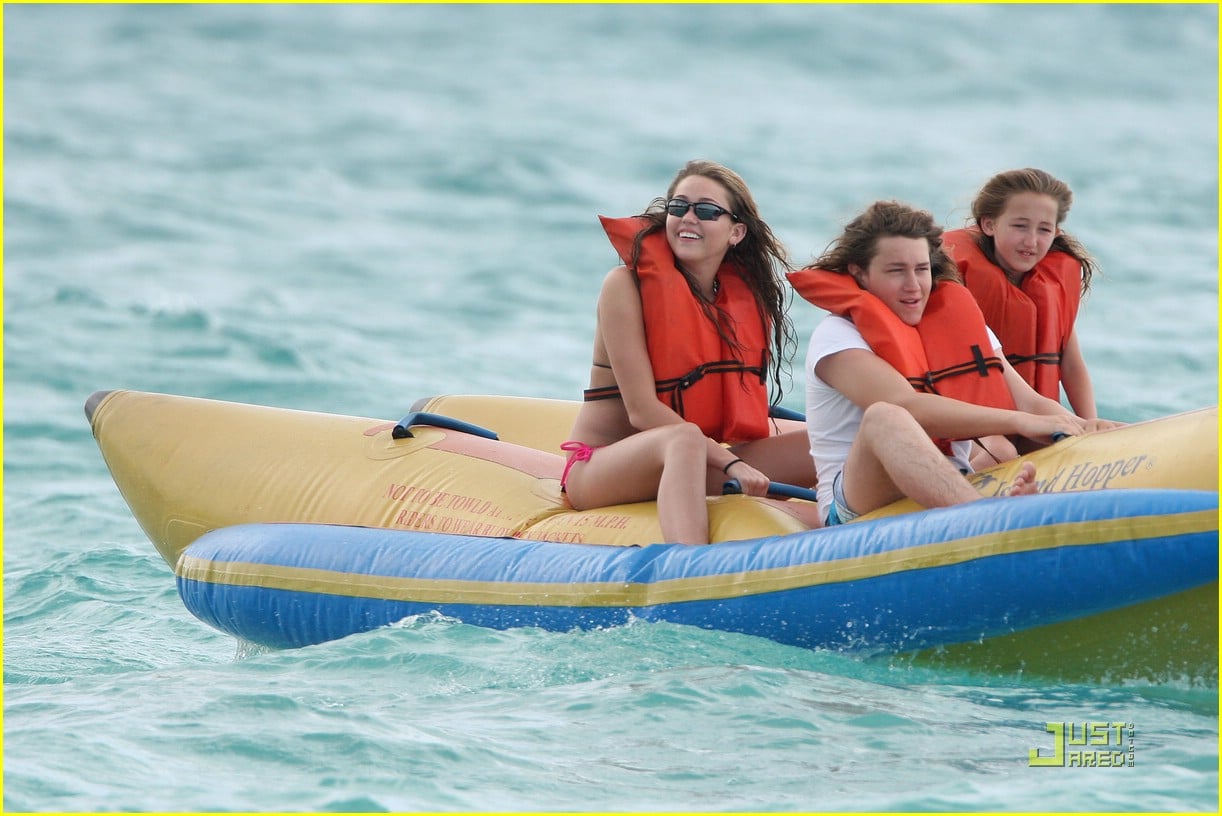 miley cyrus banana boat 07