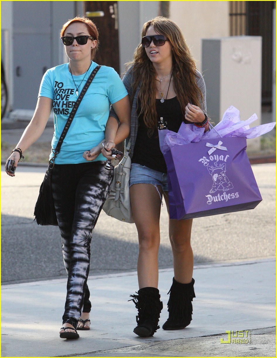 Miley & Brandi Cyrus: Royal Dutchess Duo | Photo 165761 - Photo Gallery ...