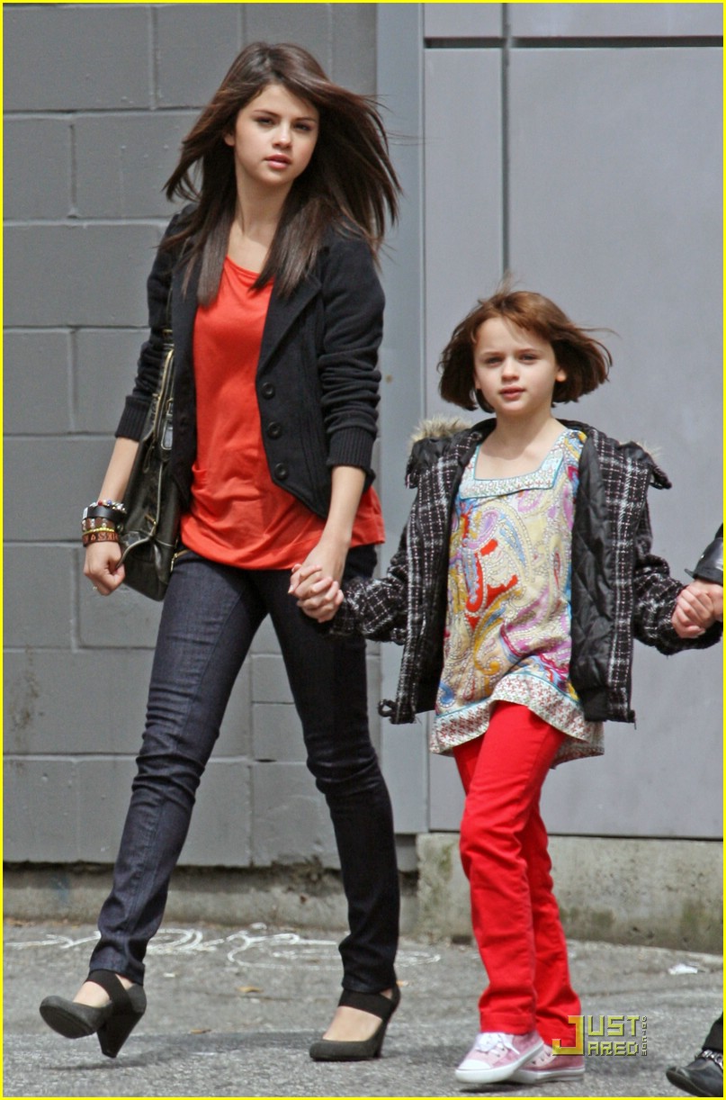 Joey King Et Selena Gomez Joey King & Selena Gomez: Girl's Day Delightful: Photo 162191 | Joey King, Selena  Gomez Pictures | Just Jared Jr.