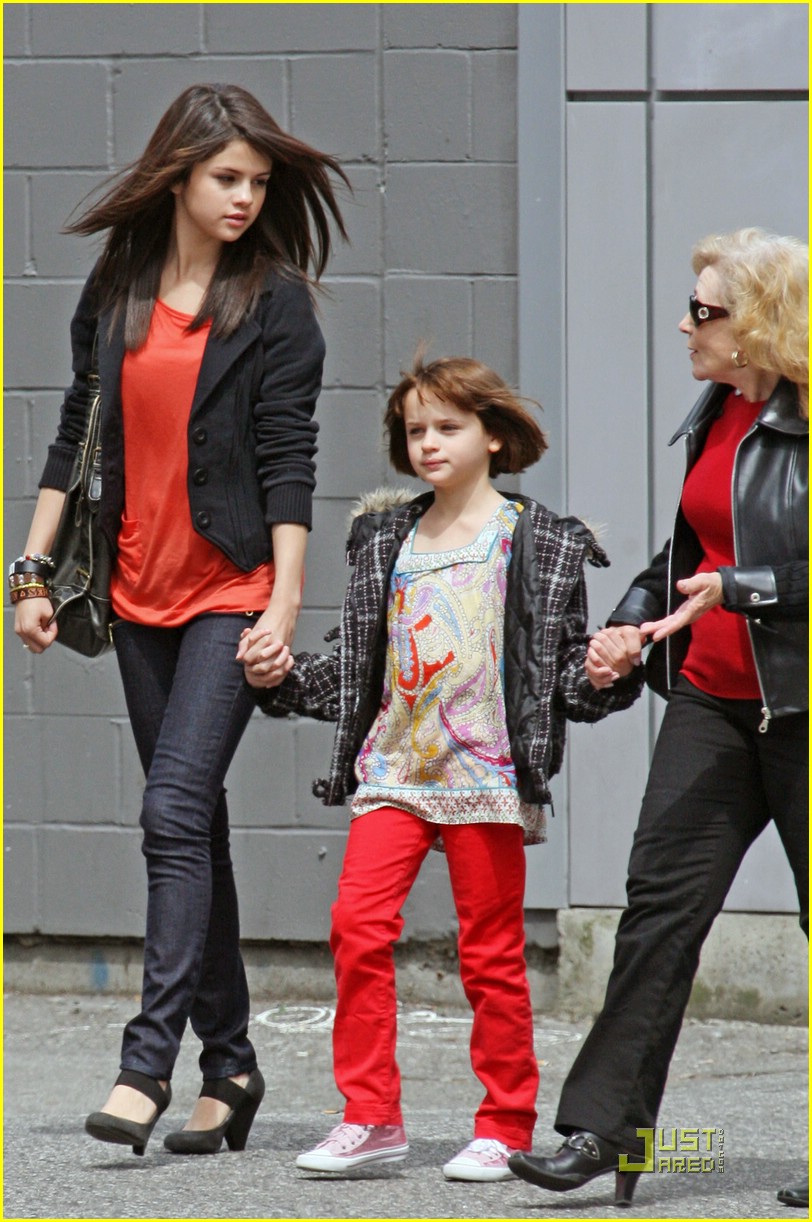 Joey King Et Selena Gomez Joey King & Selena Gomez: Girl's Day Delightful: Photo 162201 | Joey King, Selena  Gomez Pictures | Just Jared Jr.