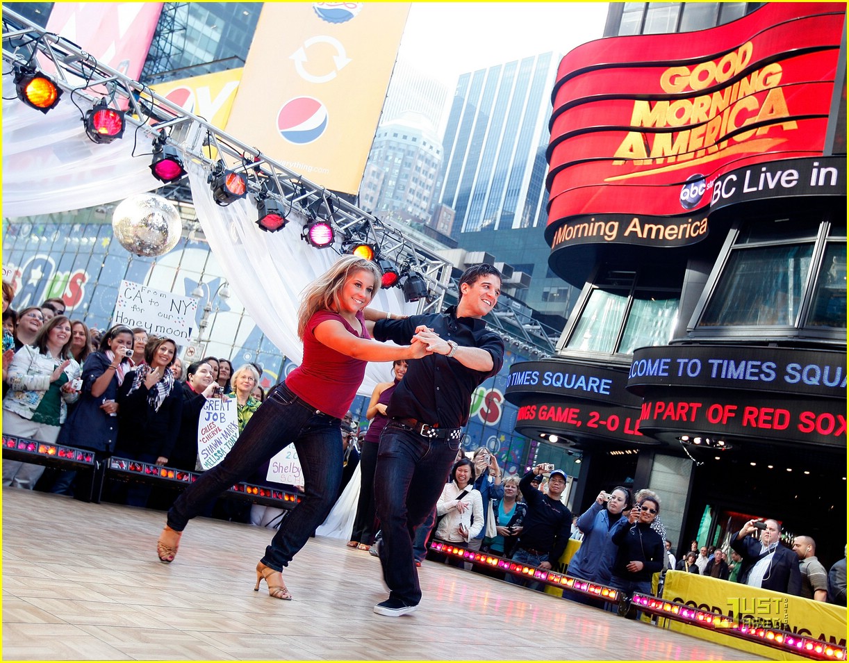 Full Sized Photo of shawn johnson wins dancing 04 Shawn Johnson Wins