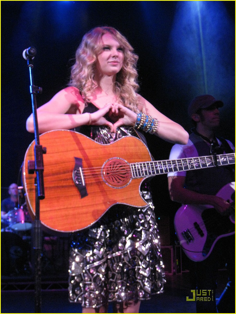 Full Sized Photo of taylor swift shepherds bush 01 | Taylor Swift is
