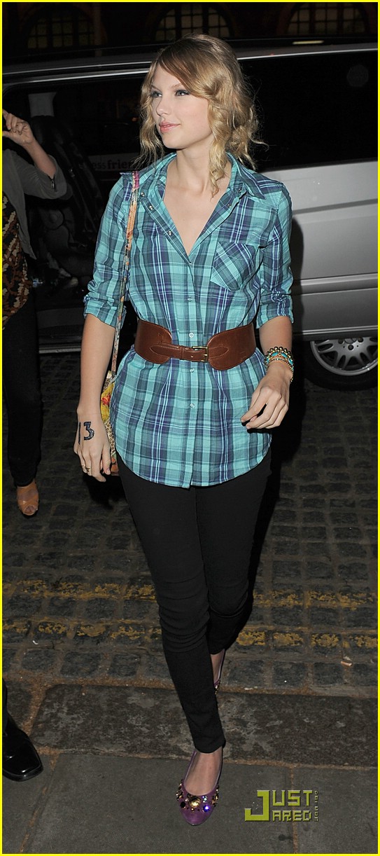 Full Sized Photo of taylor swift shepherds bush 02 | Taylor Swift is