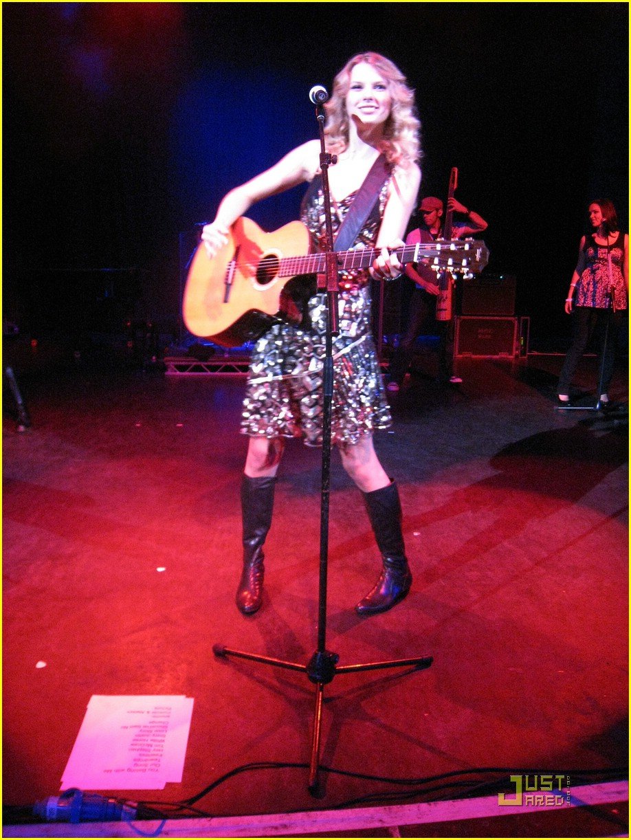 Full Sized Photo of taylor swift shepherds bush 15 | Taylor Swift is