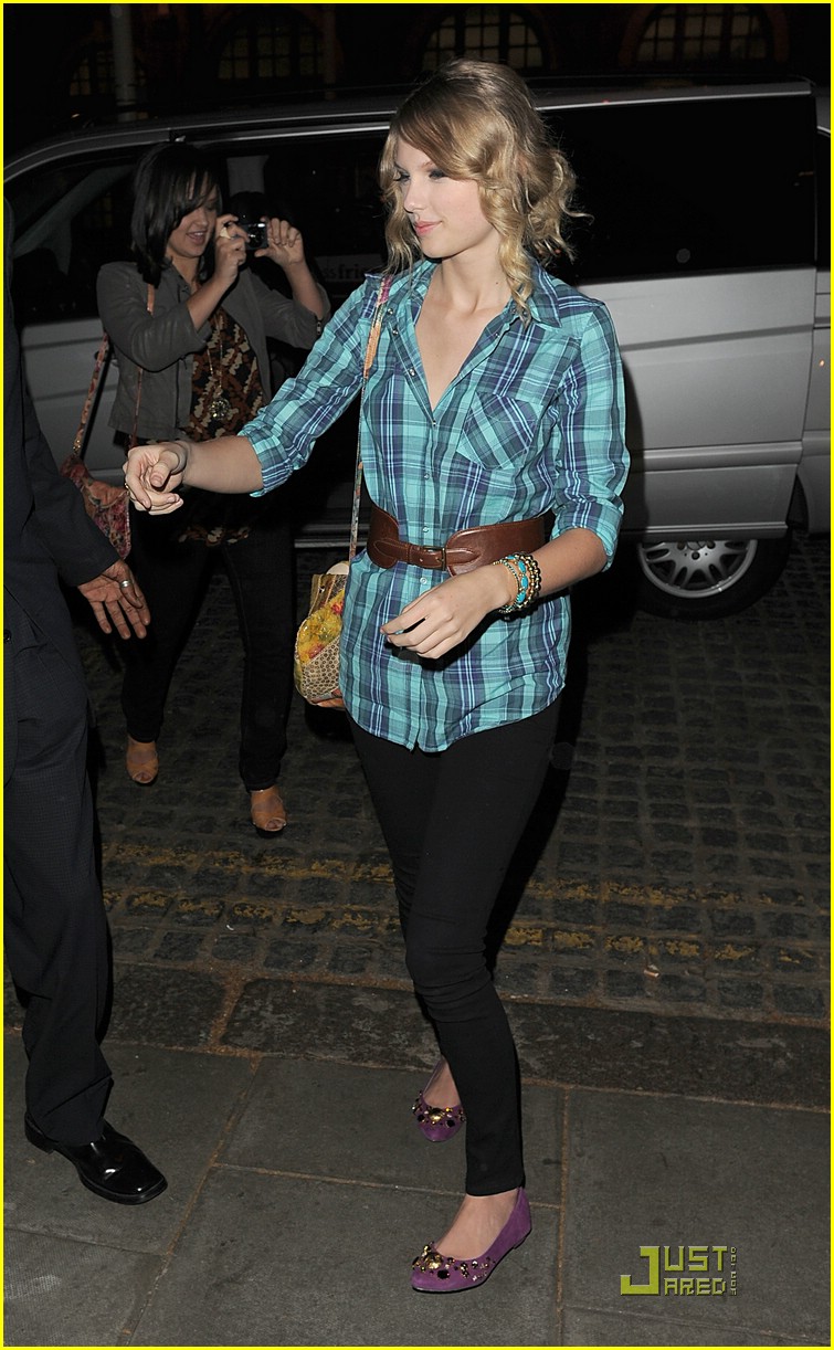 Full Sized Photo of taylor swift shepherds bush 22 | Taylor Swift is