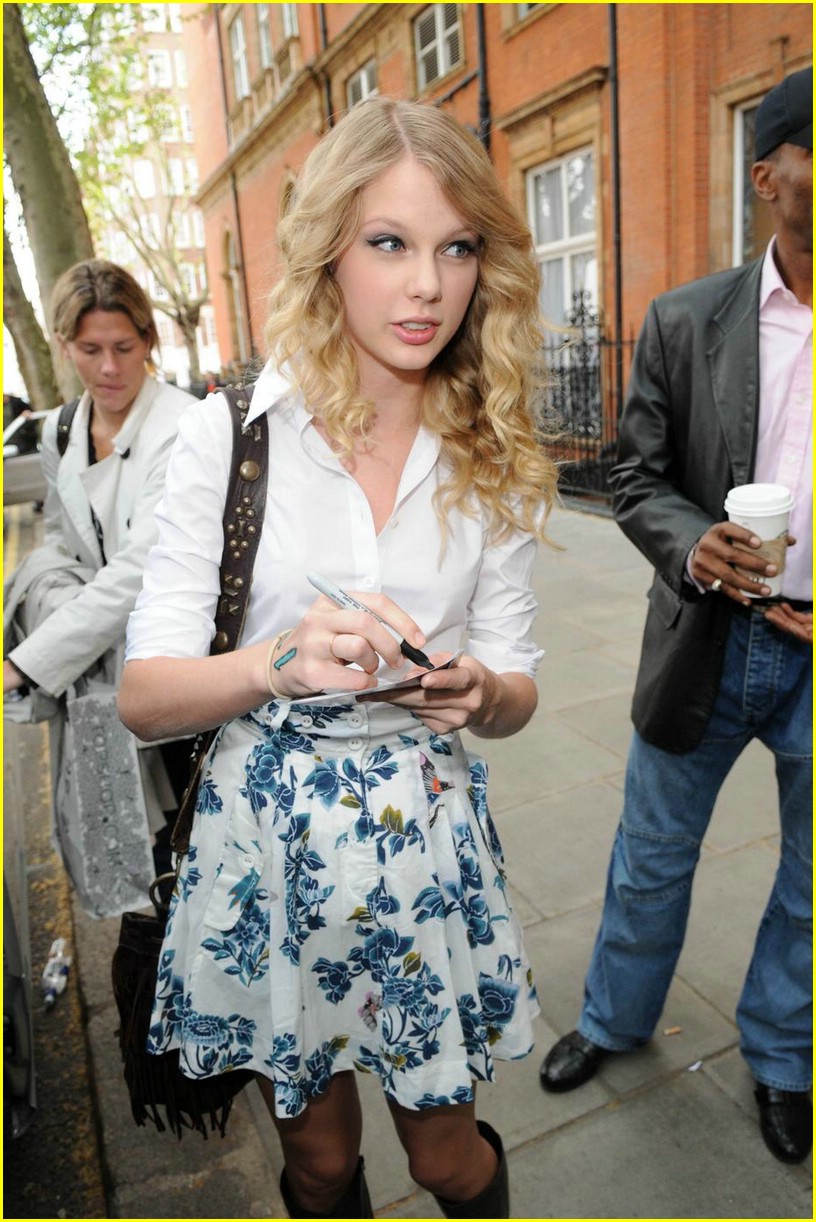 Taylor Swift: Floral Skirt Friendly | Photo 152791 - Photo Gallery ...