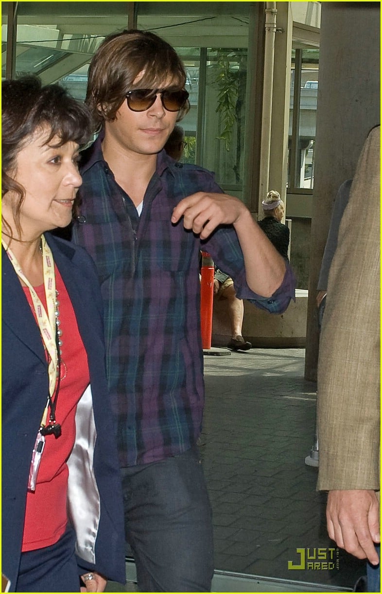 zac efron japan 17 again 03