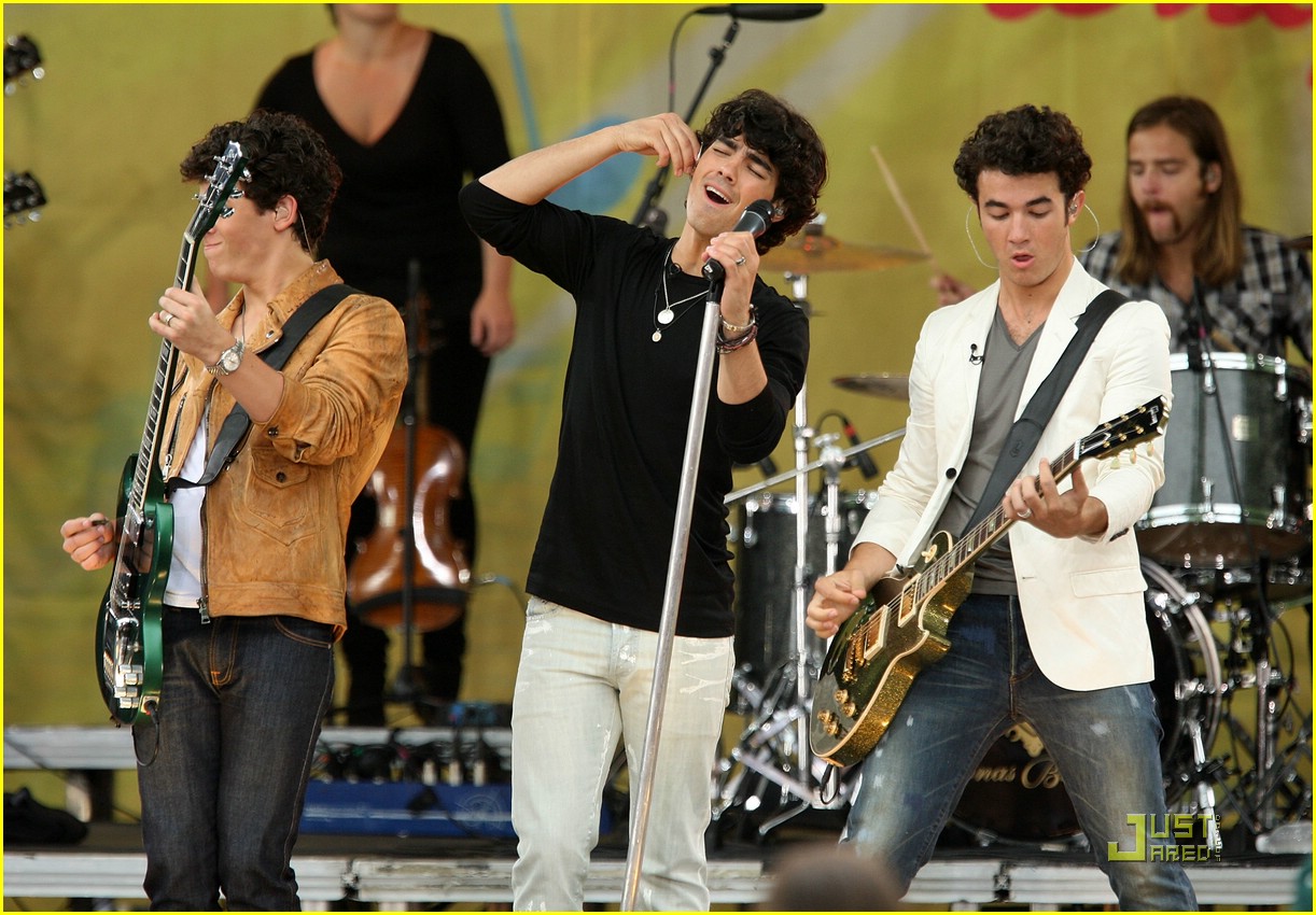 Full Sized Photo of jonas brothers central park party 27 The Jonas