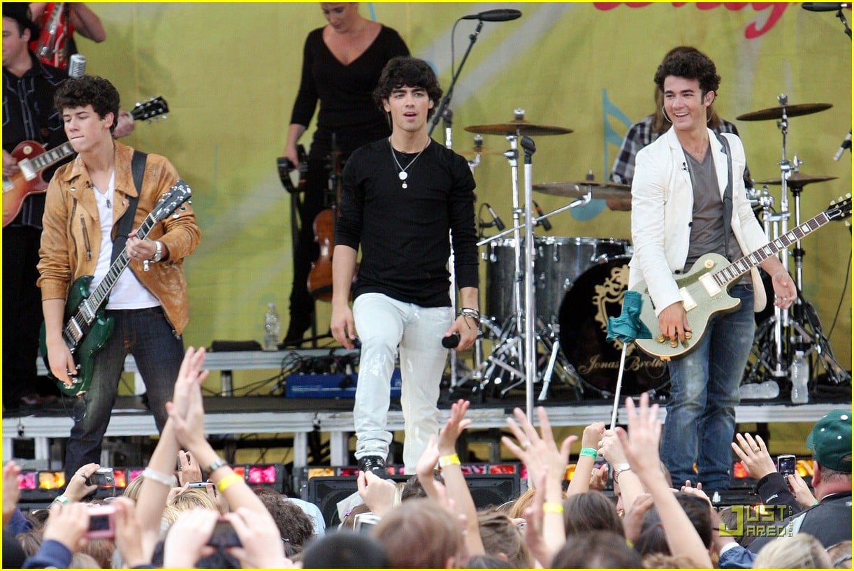 Full Sized Photo of jonas brothers central park party 47 The Jonas