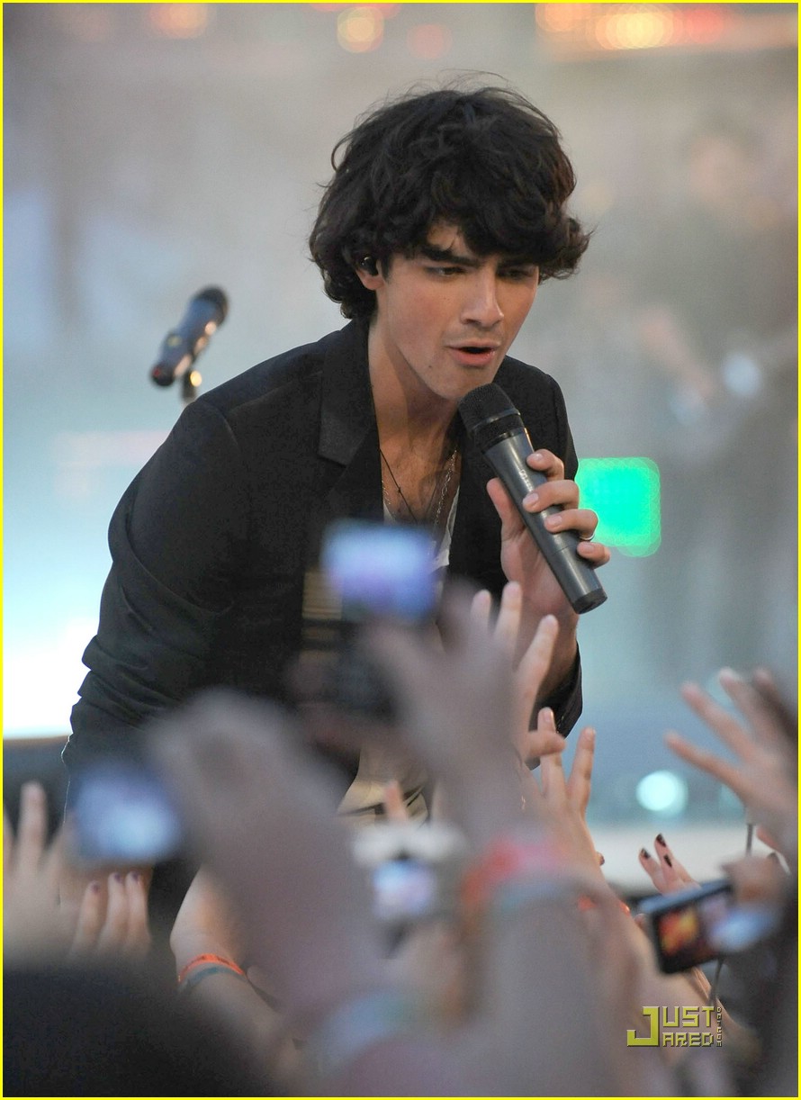 Full Sized Photo of jonas brothers much music video awards 09 The