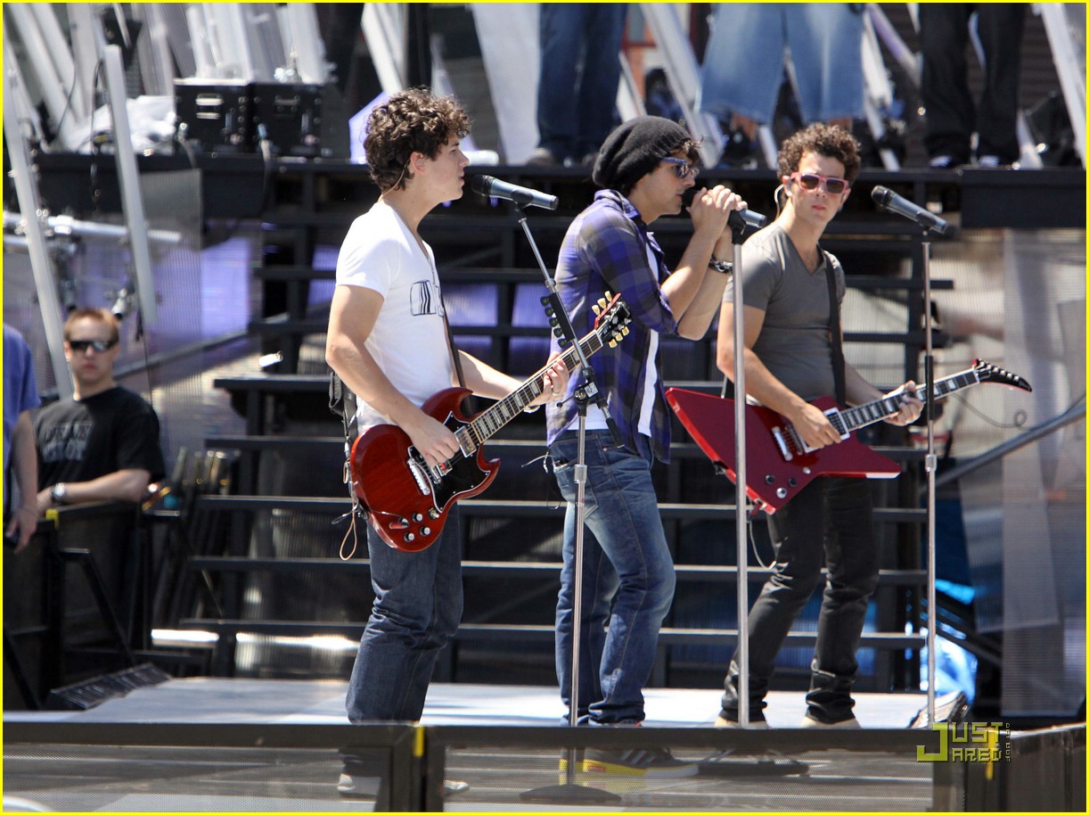 Full Sized Photo of jonas brothers much music video awards 10 The