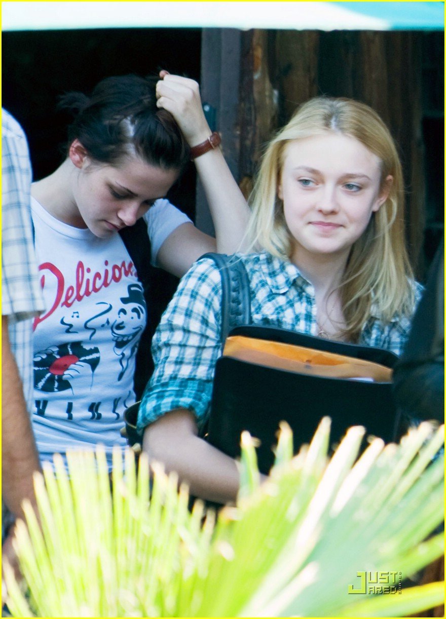 Full Sized Photo of dakota fanning kristen stewart runaway 01 | Kristen ...