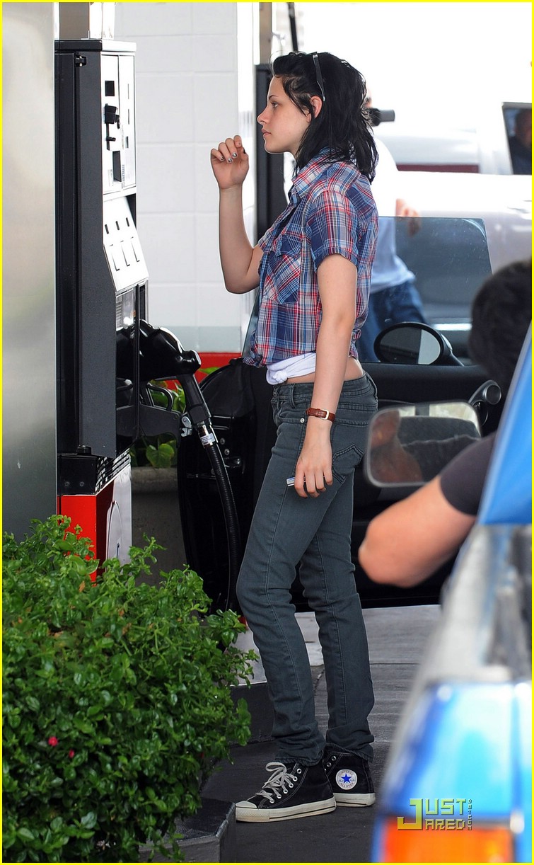 Full Sized Photo of kristen stewart gas station 08 | Kristen Stewart