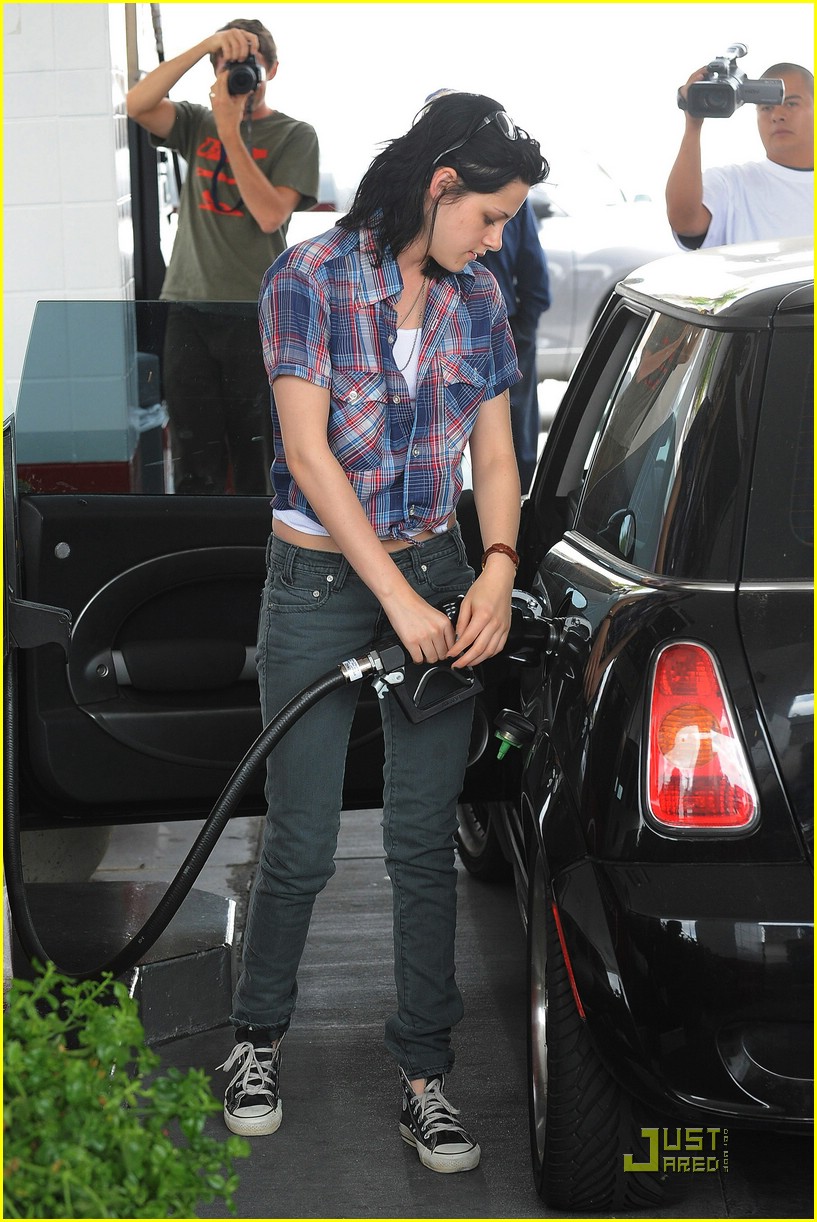 Kristen Stewart: Gas Station Sassy | Photo 192941 - Photo Gallery