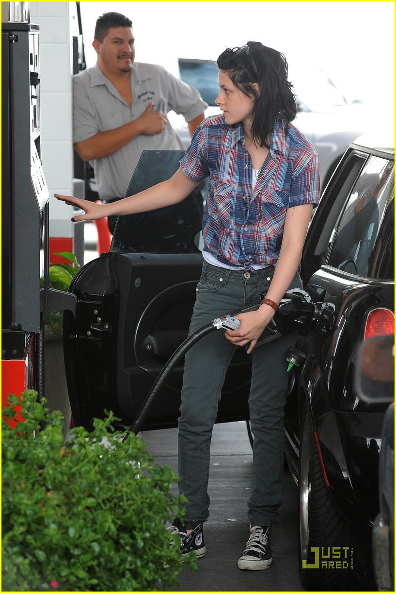 Kristen Stewart: Gas Station Sassy | Photo 193001 - Photo Gallery